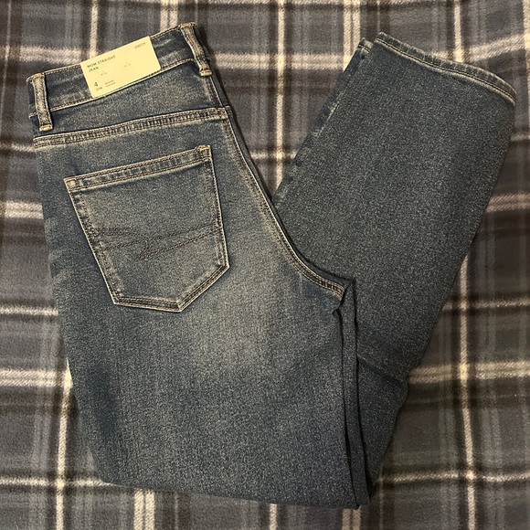 American Eagle- Mom Straight High Rise, Size 4 - Picture 7 of 8